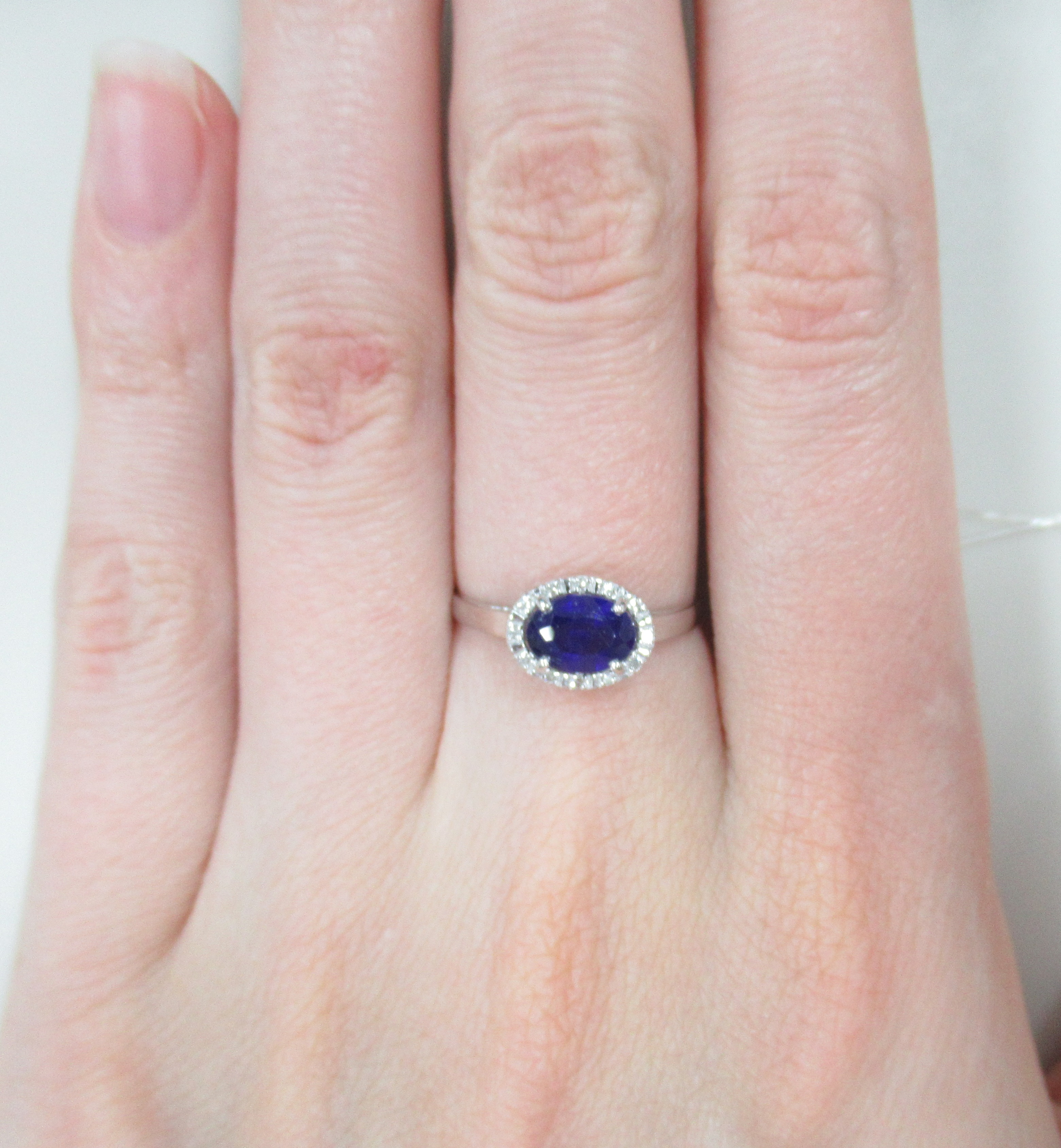 Кольцо из белого золота с сапфиром